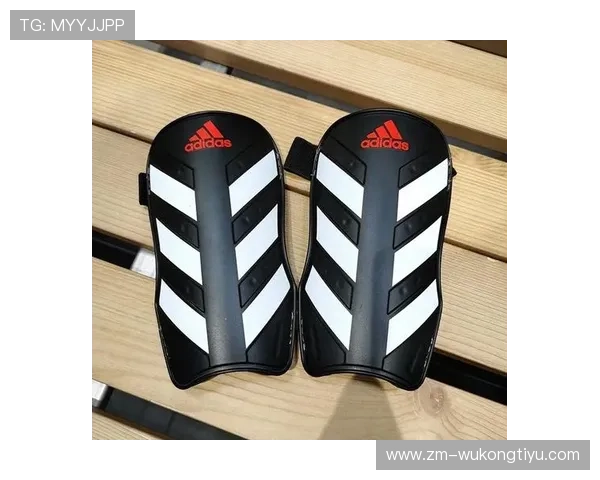 护腿板必须完全覆盖小腿且被球袜包裹，这是足球规则中的强制安全要求